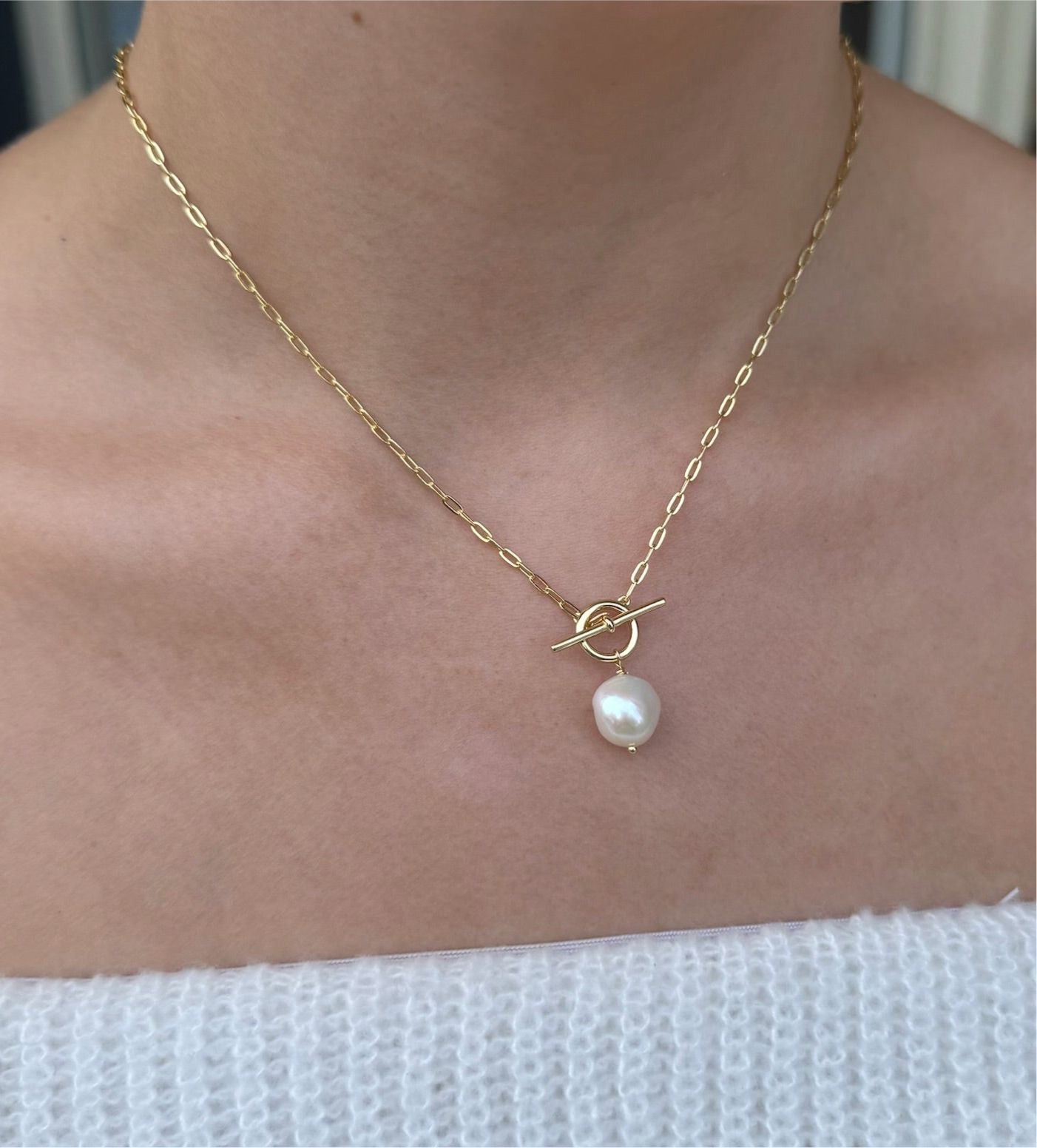 Pearl Oval Trace T-Bar Necklace in Gold