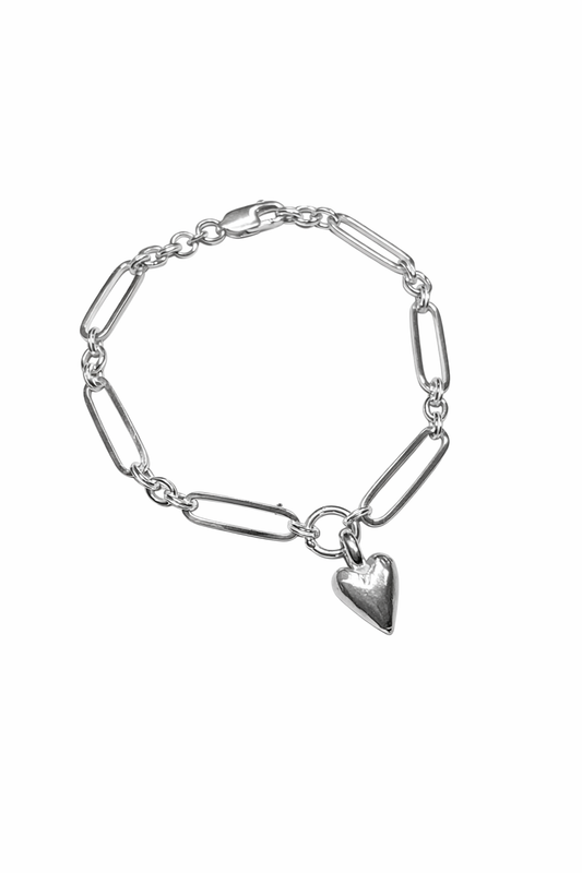 Midi amore handmade trace bracelet on a white background 